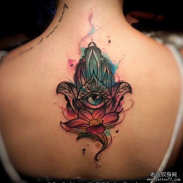 背部法蒂玛之手花朵眼睛泼墨纹身图片