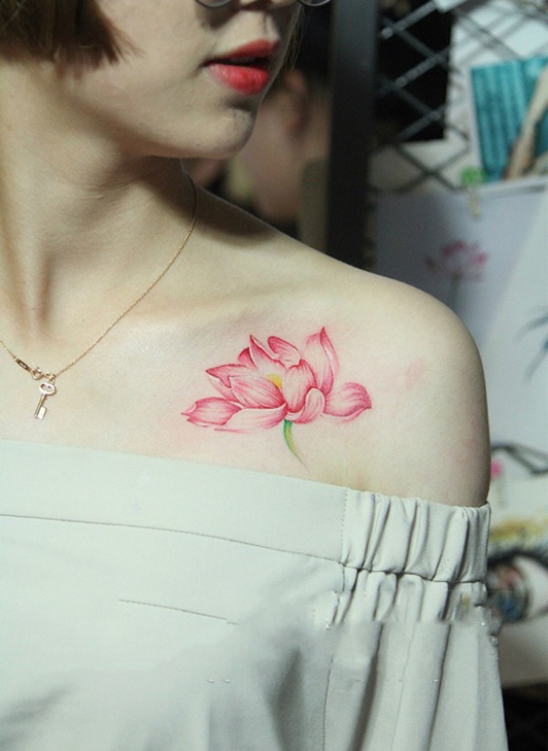美女披肩清新莲花彩绘纹身图片