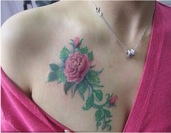 女性胸部红色花朵绿叶纹身图片