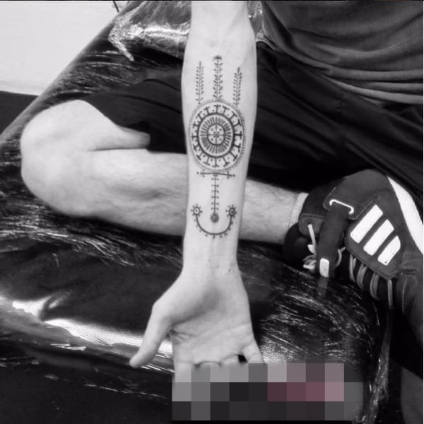 一组黑白纹身由简单线条组成的个性纹身图片大全