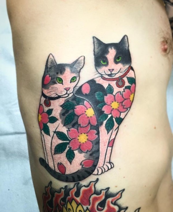 侧肋好看的卡通猫与花朵纹身图片