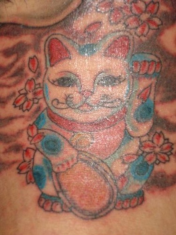红色和蓝色的招财猫花朵纹身图片