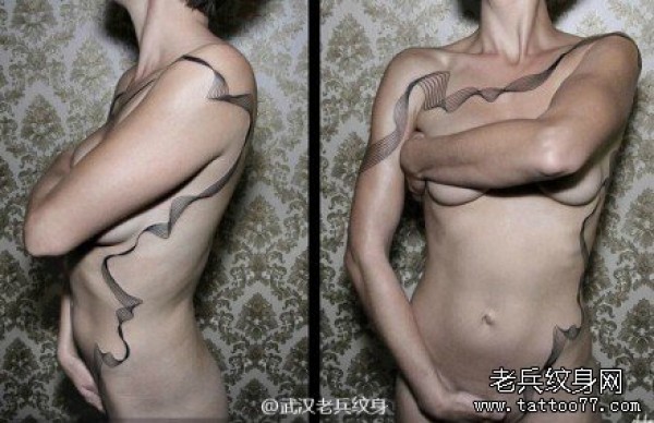 侧肋和胸部欧美抽象线条纹身图片