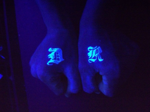 两个标志荧光手背纹身图片