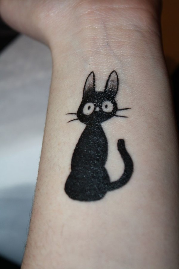 手腕上的黑猫纹身图片