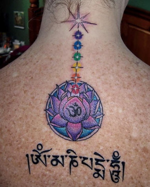 背部七彩莲花和字符纹身图片