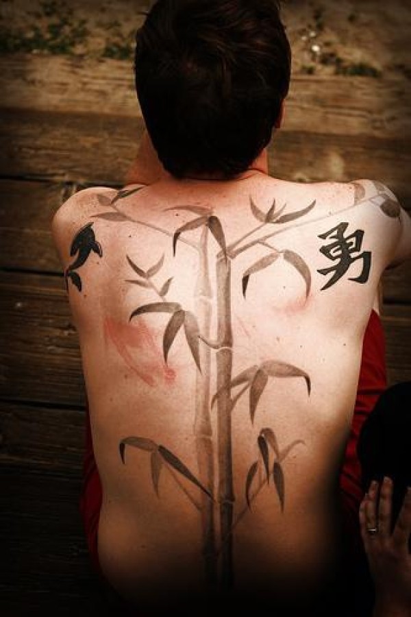 满背中国风竹子与汉字纹身图片