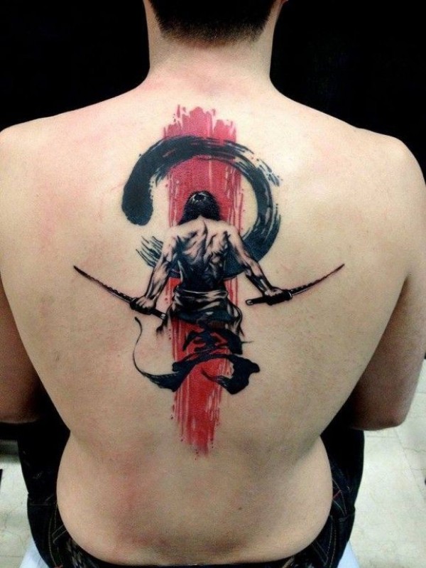背部伟大的黑色和红色武士纹身图片