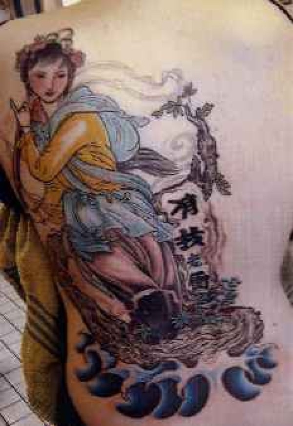 背部彩色的亚洲女孩纹身图片