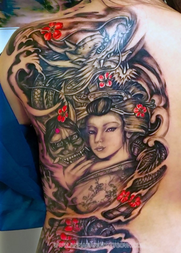 背部风景如画的彩色艺妓与龙恶魔纹身图片