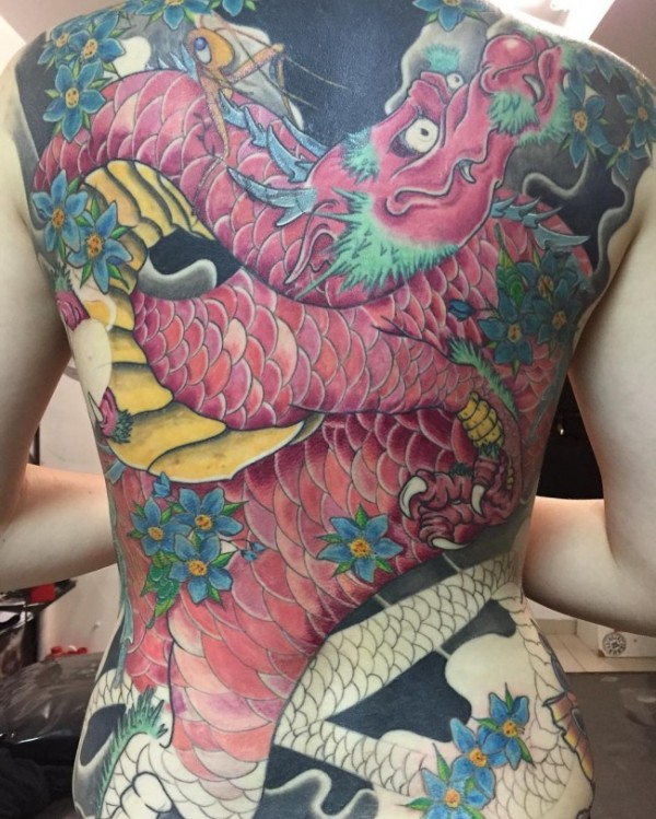 满背巨型亚洲红色龙与蓝色花朵纹身图片