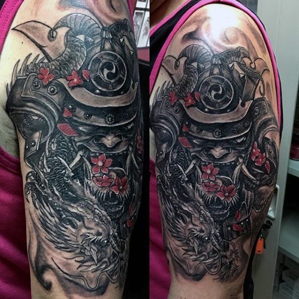 手臂壮观的设计彩色武士面具与龙和花纹身图片