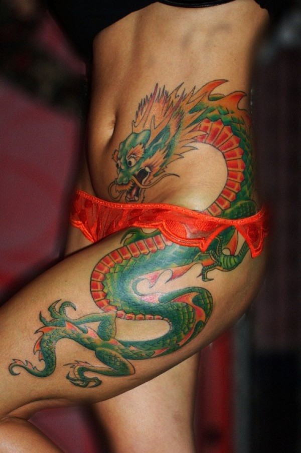 女生大腿侧肋绿色的龙纹身图片