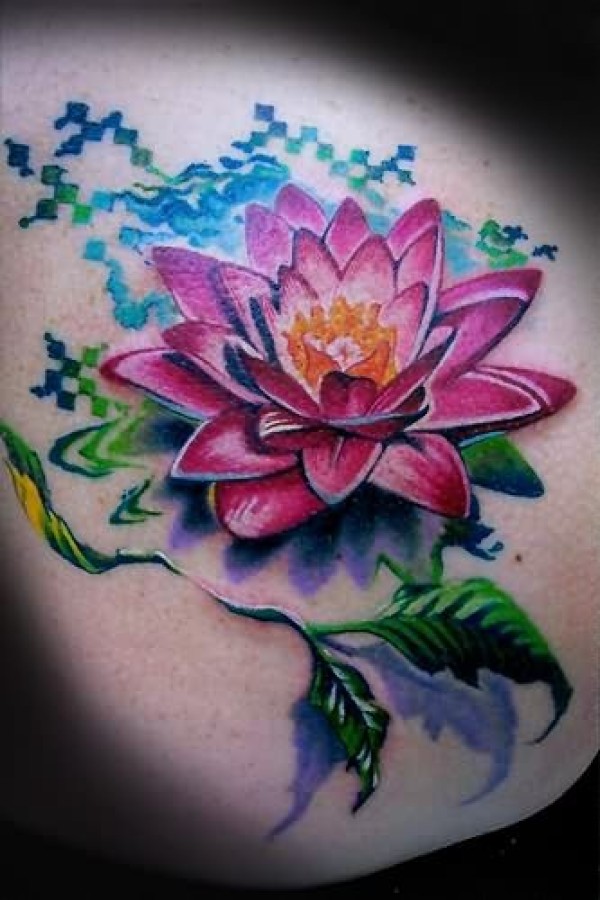 背部彩色逼真的大莲花纹身图片