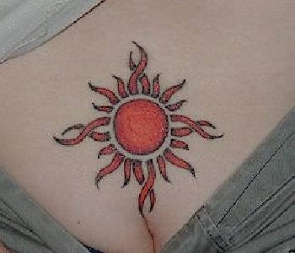 女性胸部红太阳符号纹身图片