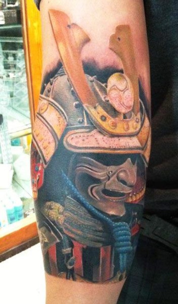 手臂彩色武士肖像纹身图片