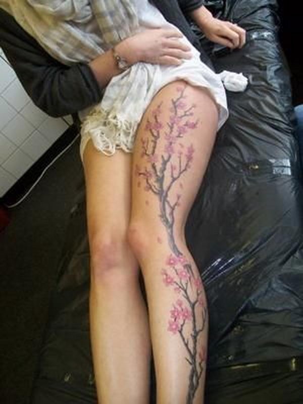 女性腿部彩色樱花树纹身图片