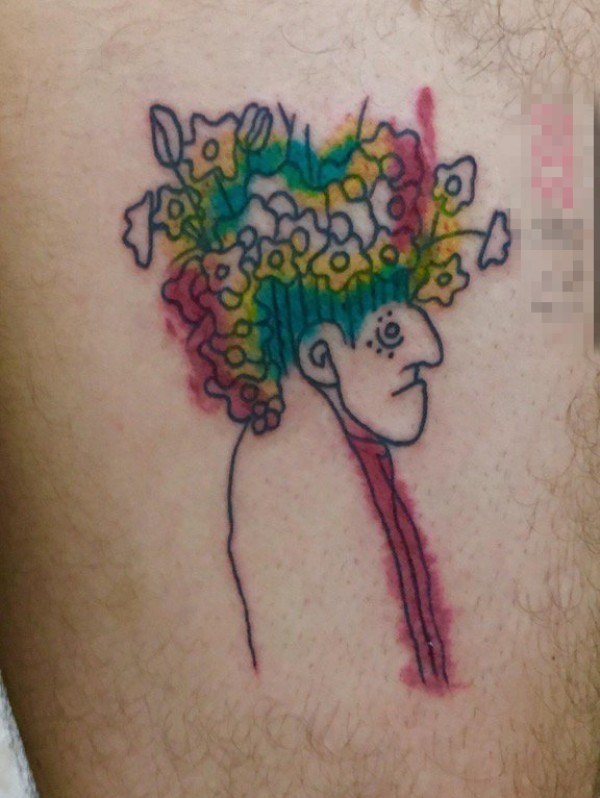 男生腿上彩绘线条人物与创意花朵头饰纹身图片