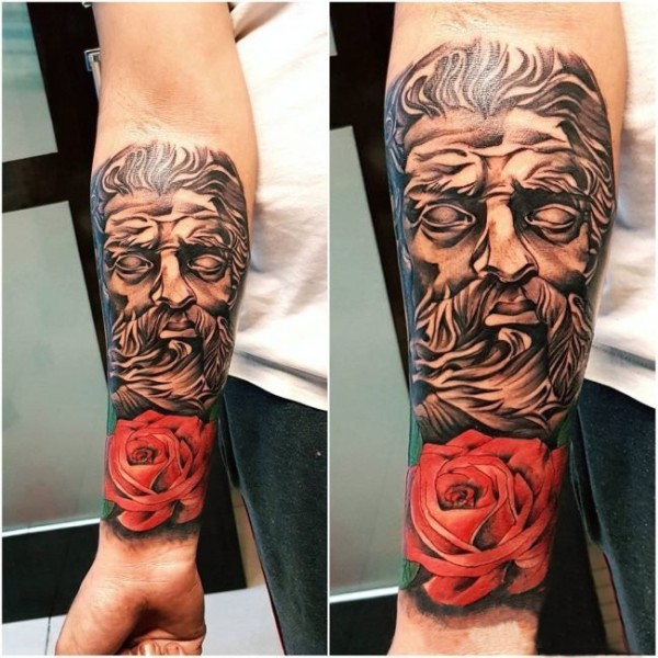 男生手臂上彩绘水彩唯美花朵黑灰素描复古人物纹身图片