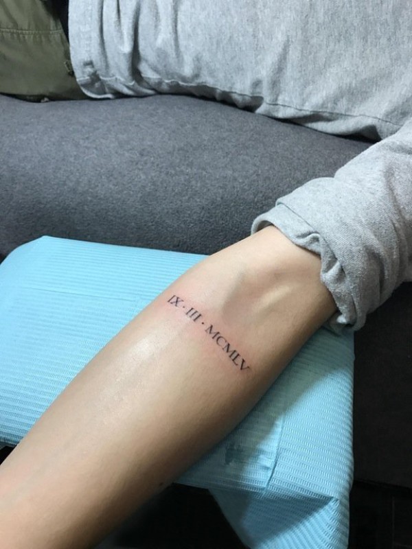 男生手臂黑色简单个性线条罗马数字纹身图片