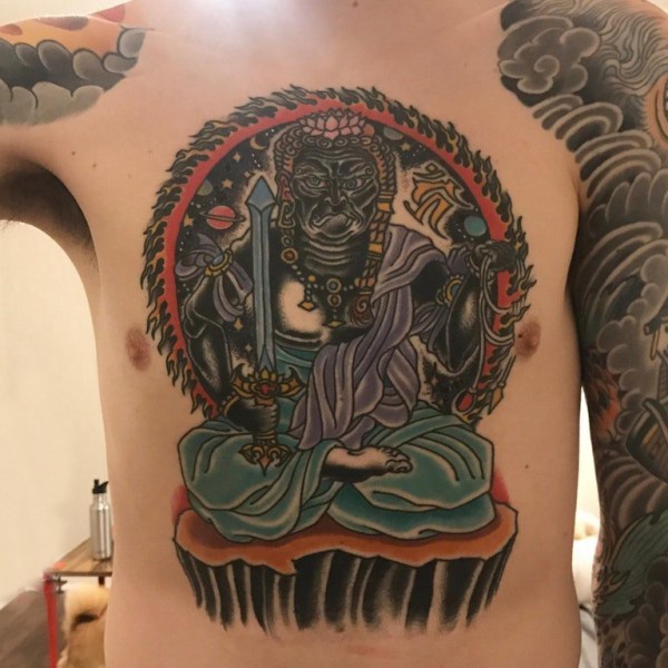 纹身三面佛 男生胸部彩色的佛像纹身图片