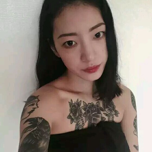 个性的美女纹身师