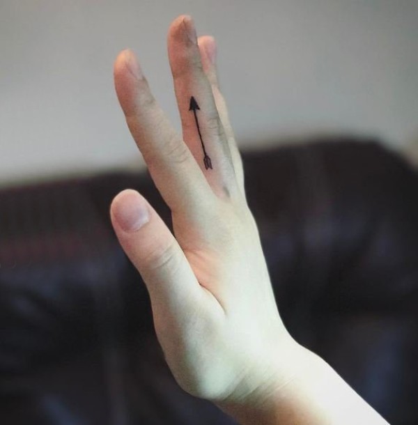 简约手指纹身 女生手指上黑色的箭头纹身图片