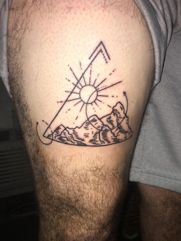 太阳纹身男生大腿上太阳和山峰纹身图片