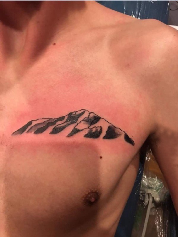 小山峰纹身 男生胸部黑色的山峰纹身图片