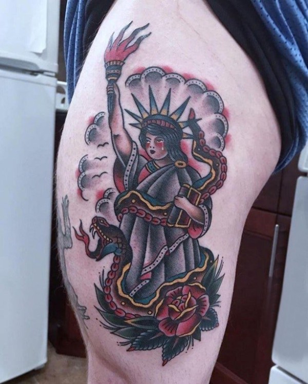 纹身自由女神 大腿上彩色传统纹身自由女神和蛇花纹身图片大全