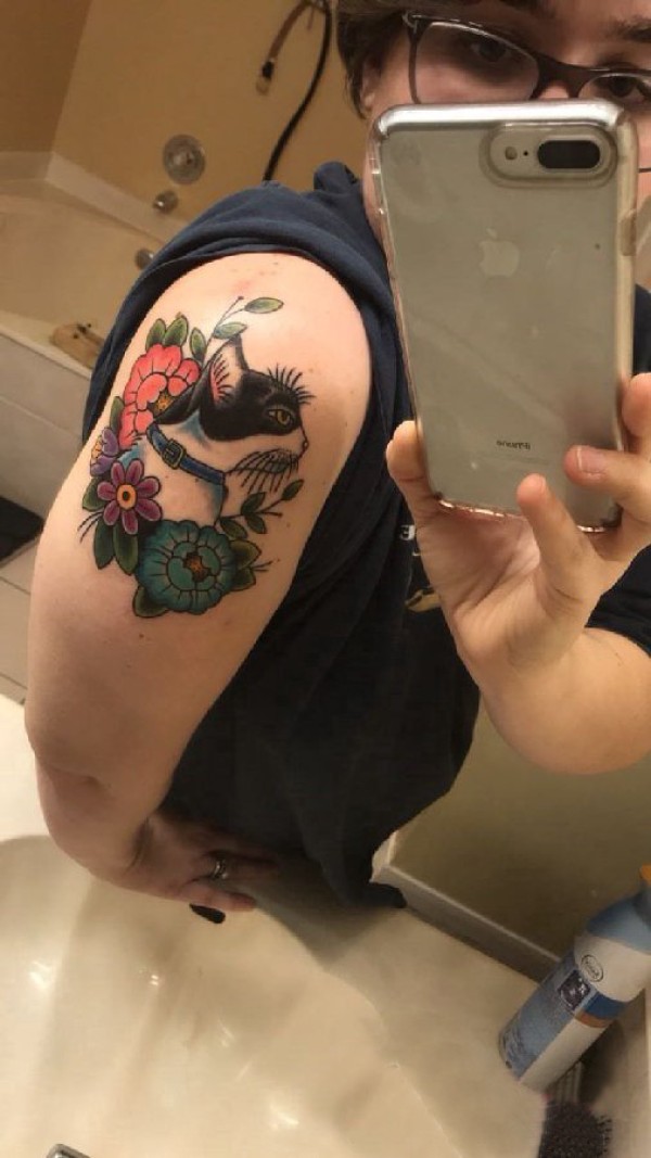 大臂纹身图 女生大臂上花朵和猫咪纹身图片