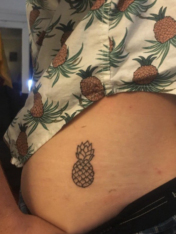 臀部纹身 女生臀部黑色的菠萝纹身图片