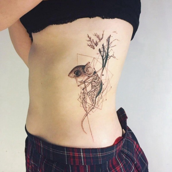 老鼠纹身图 女生侧腰上几何和老鼠纹身图片