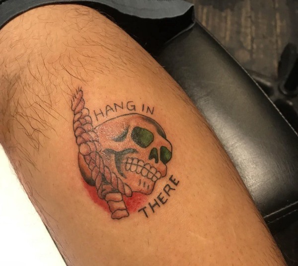 纹身骷髅头 男生大腿上骷髅纹身图片