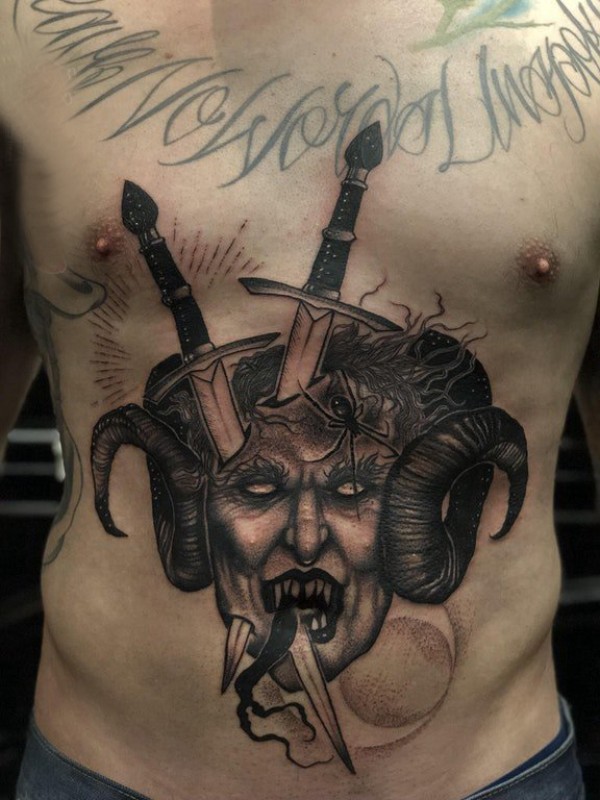 腹部纹身 男生腹部长剑和恶魔纹身图片
