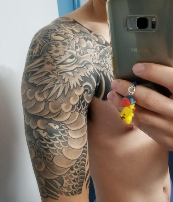 飞龙纹身图 男生肩部黑灰的飞龙纹身图片