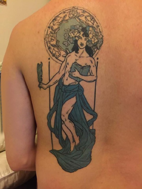 人物纹身  男生后背上彩色的人物纹身图片