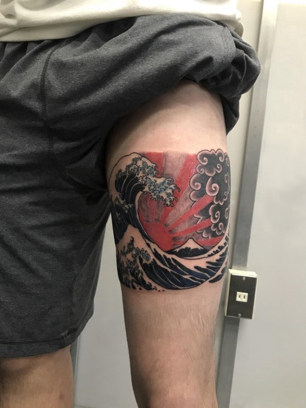 纹身海浪  男生手臂上彩色的海浪纹身图片