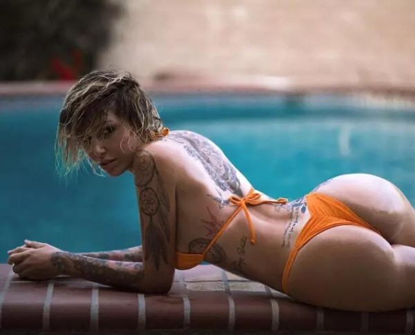 翘臀美女的时尚纹身图片