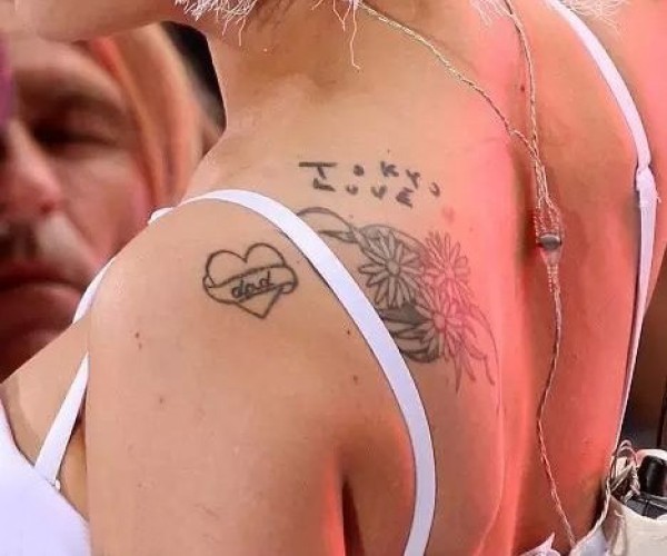 lady gaga的纹身  lady gaga肩膀上黑色的极简纹身图片