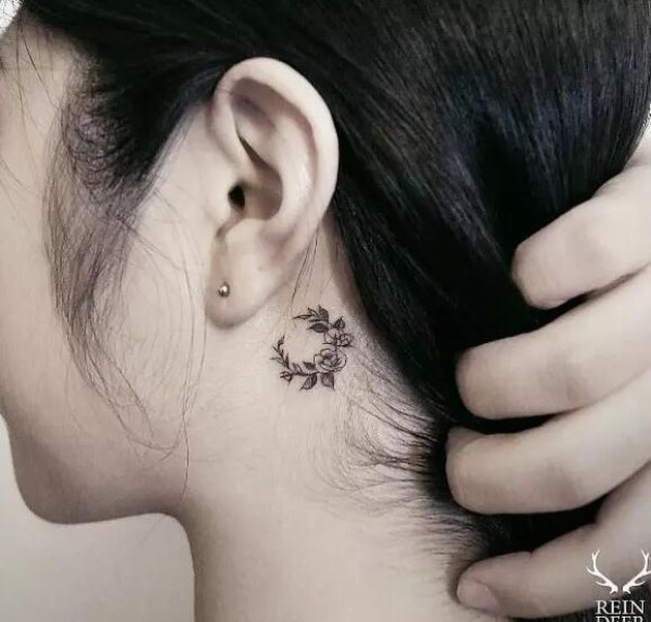 女孩耳朵后面好看的纹身图片