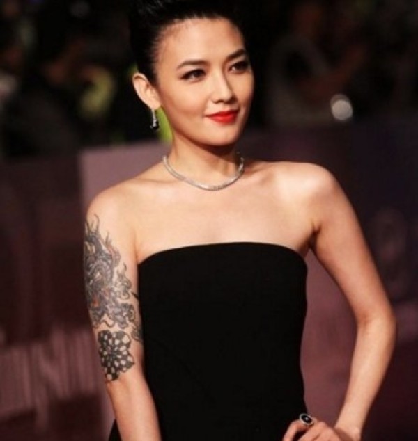 范晓萱的纹身  明星手臂上创意的龙纹身图片