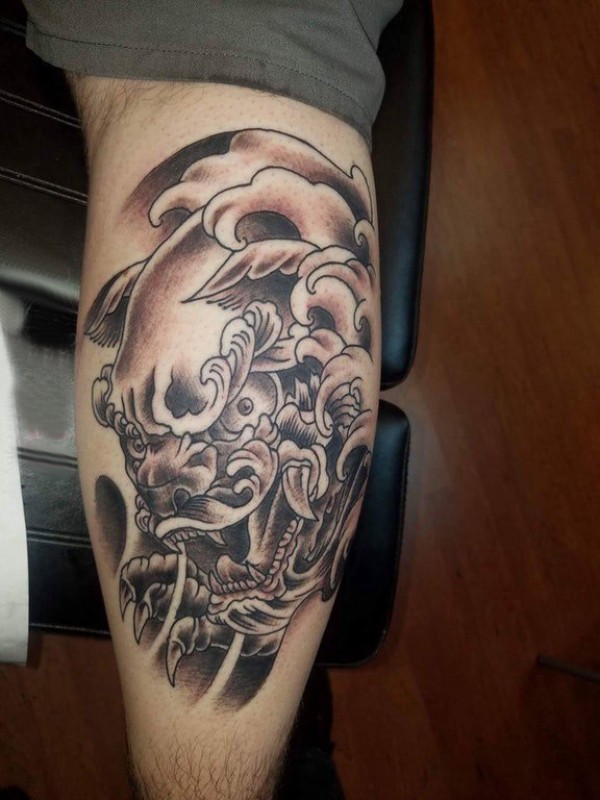 纹身浪花 男生小腿上黑灰的浪花纹身图片