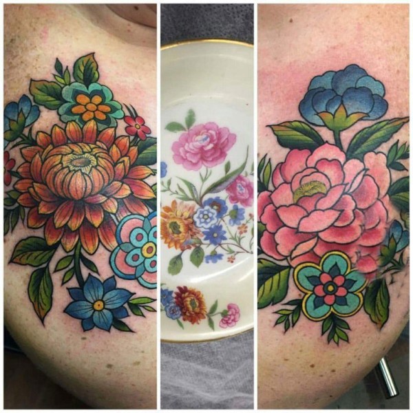 纹身图片花朵 女生侧腰上彩绘的花朵纹身图片