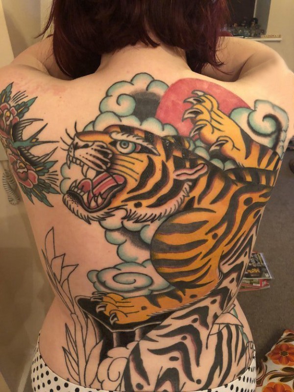 花朵和老虎纹身图片  女生后背上花朵和老虎纹身图片