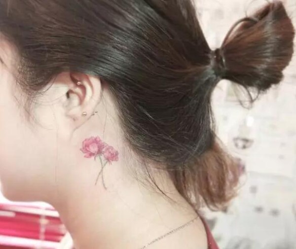 女孩耳朵后面好看的纹身图片