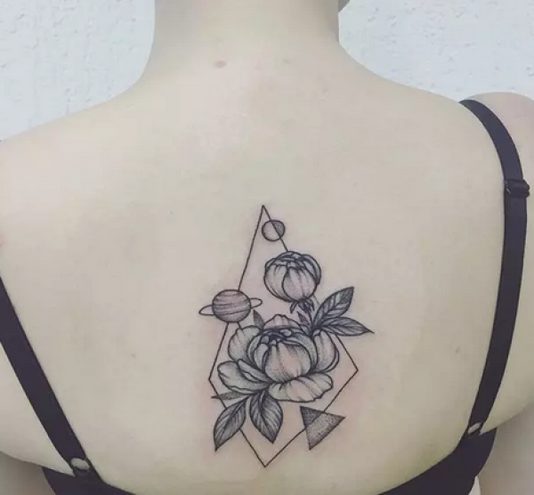 非常好看的黑灰花朵纹身图片