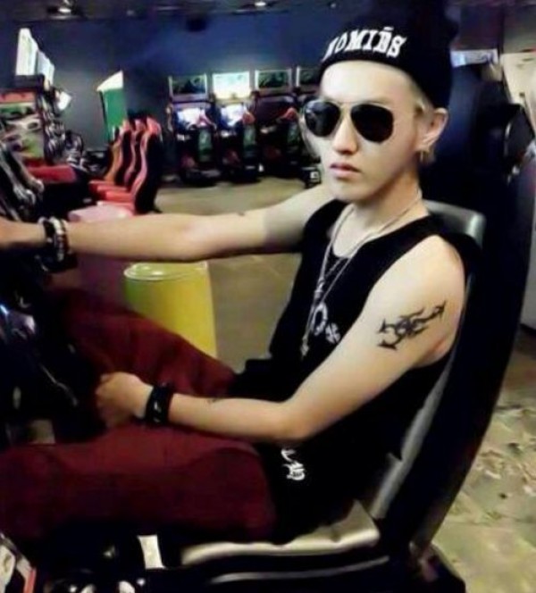 吴亦凡纹身图片  吴亦凡手臂上黑色的蝎子纹身图片