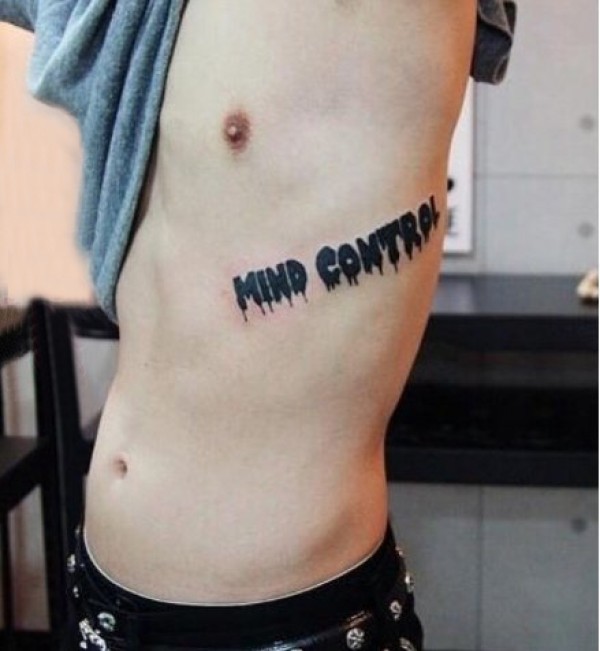权志龙的纹身  明星侧腰上泼墨和英文纹身图片