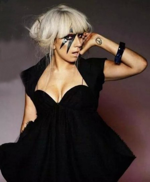 lady gaga的纹身  lady gaga手腕上黑色的符号纹身图片